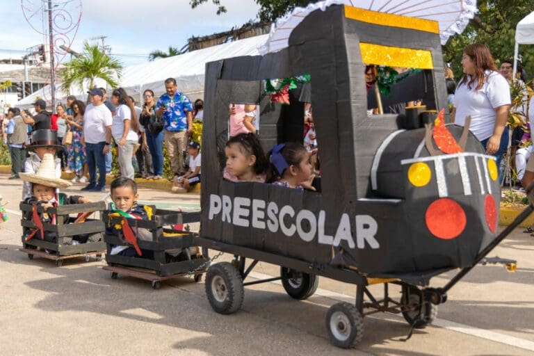 Tulum: Multitudinario desfile marca conmemoración 112 de la Revolución Mexicana 