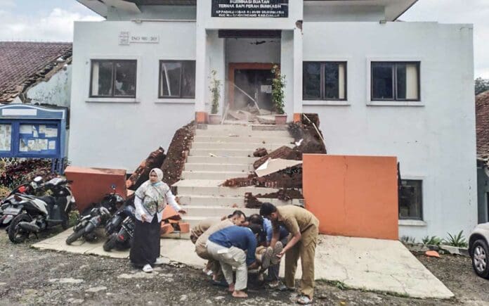 Sismo de 5.6 sacude Indonesia y deja al menos 56 muertos