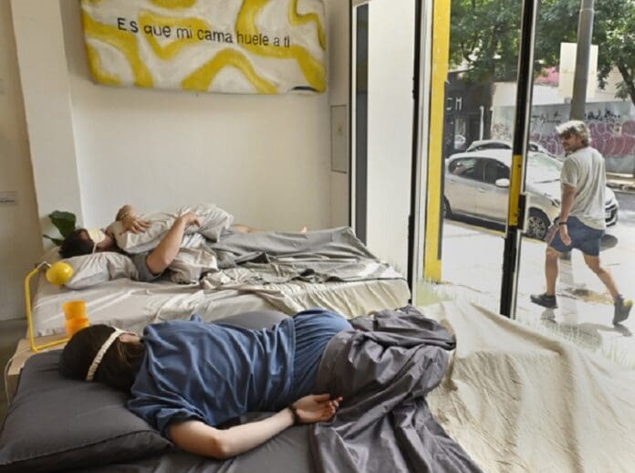 Trabajo de ensueño: empresa argentina paga por dormir una siesta en la vitrina de su local