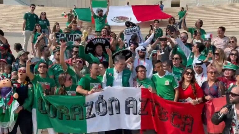 VIDEO: Captan a Marcelo Ebrard cantando ‘Cielito lindo’ junto a fanaticada en Qatar