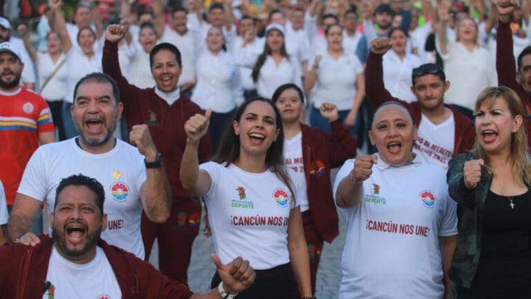Ana Patricia Peralta regresa a Cancún desfile deportivo multitudinario