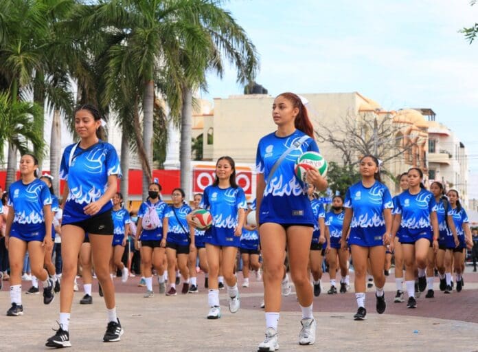 Más de cinco mil personas participaron en el desfile cívico-deportivo por el 20 de noviembre en Solidaridad.