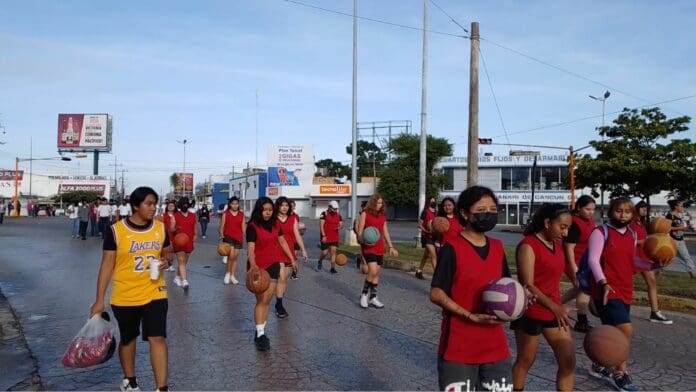 Nutrida participación en Desfile Cívico del 112 Aniversario de la Revolución