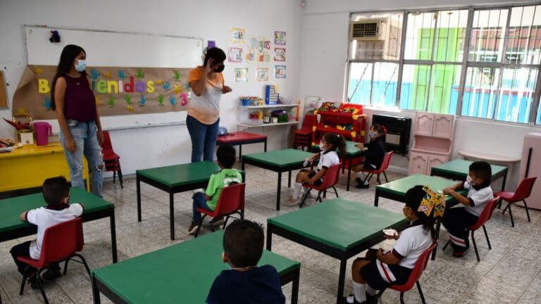 Destituyen a maestra de kínder por poner de cabeza a una niña