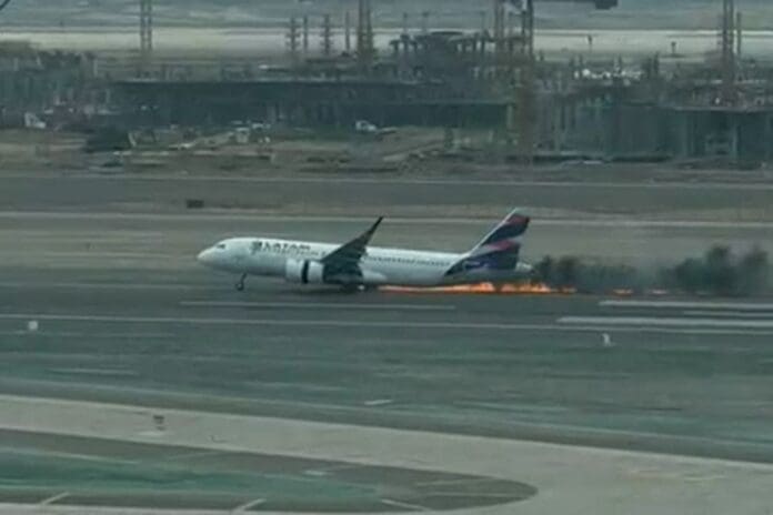 Se incendia un avión de Latam al momento del despegue en el aeropuerto de Lima