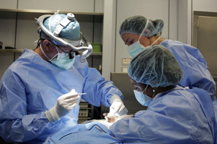 Obliga a su hija de 9 años a someterse a cirugía plástica para “verse bonita”