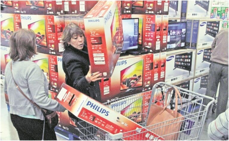 Pantallas de un peso, error o no, tiendas deberán cumplir oferta: Profeco