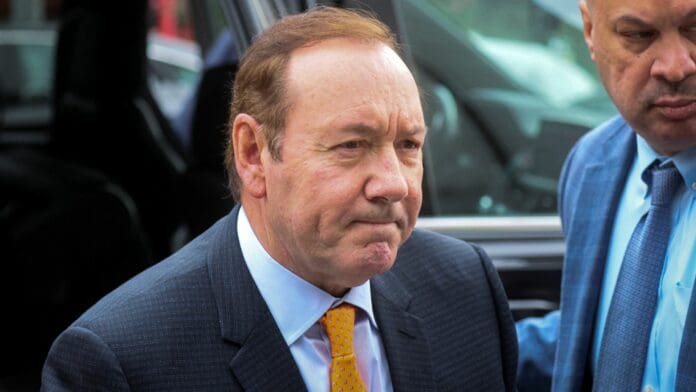 Kevin Spacey se enfrenta a cadena perpetua en juicio por delitos sexuales