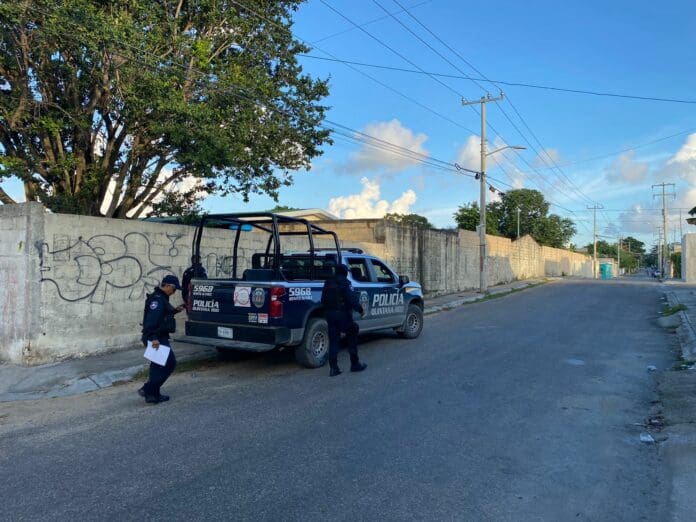 Hallan cuerpo descuartizado afuera de escuela en Cancún 
