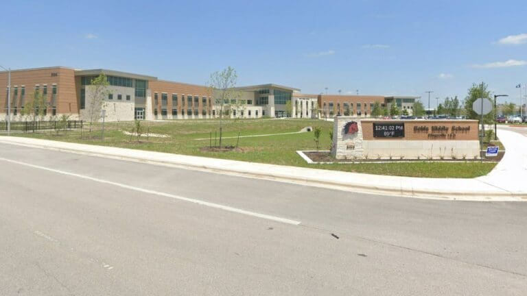 Despiden a un profesor blanco en Texas luego de afirmar que su raza