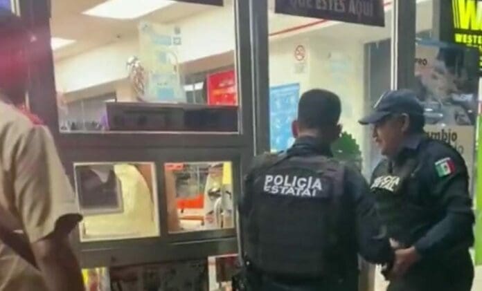 Una persona grabó parte de un robo a una tienda Oxxo de Cancún. Unos policías llegaron a tiempo para evitar que escaparan los ladrones.
