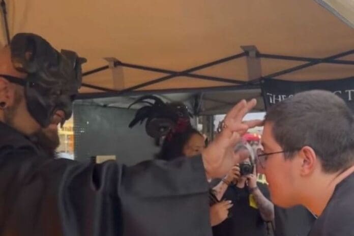 VIDEO: Grupo satánico desata polémica al 'desbautizar' católicos por 200 pesos