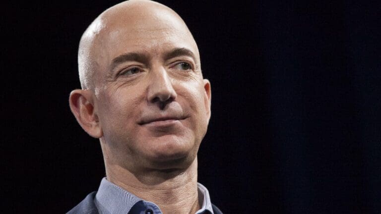 Jeff Bezos dice que donará la mayor parte de su dinero a la caridad