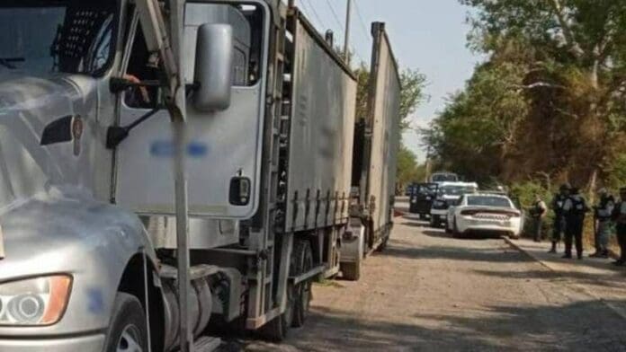 Roban tráiler con camionetas de lujo en Guanajuato