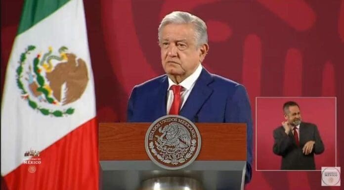 AMLO opinó sobre las marchas en defensa del INE de este domingo. Calificó las movilizaciones como un striptease político.