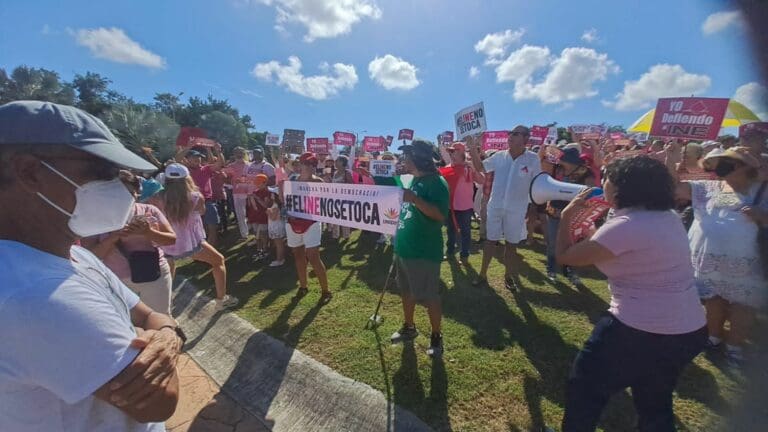 Playa del Carmen también su sumó este domingo a la movilización nacional en defensa del Instituto Nacional Electoral.