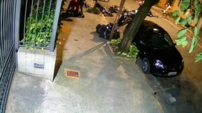 VIDEO: Intentan asaltar a motociclistas y amigos llegan para defenderlos