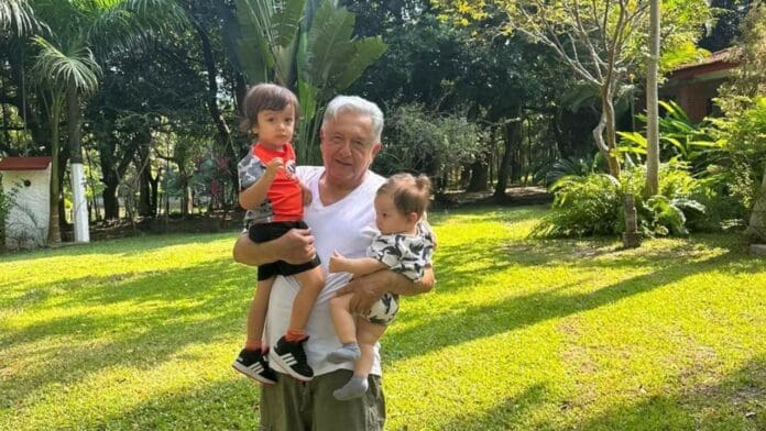 AMLO presume a sus “acarreados” previo a su cumpleaños y a la marcha a favor del INE