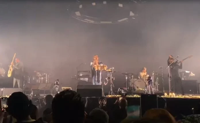 Como prometió el vocalista León Larregui, el recital está dedicado a Sofía y Esmeralda, quienes murieron este jueves de camino al Palacio de los Deportes