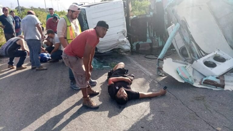 Motociclista arrolla a ciclista de la tercera edad en Puerto Morelos