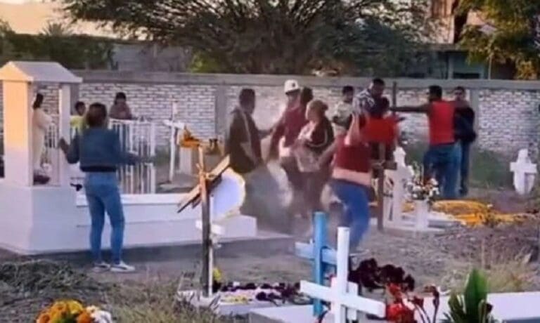 Familia protagoniza pelea en pleno panteón, se avientan de todo