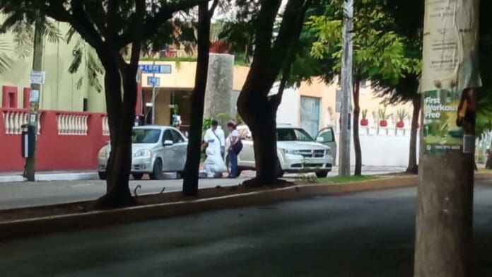 Abandonan auto con un cuerpo en la cajuela, en la avenida 10 de Playa del Carmen 