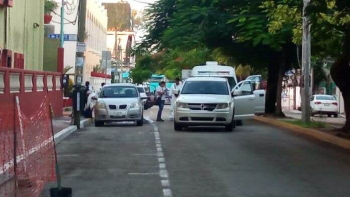 Ejecutan a hombre cuando iba a abordar su vehículo en la zona centro de Playa del Carmen 