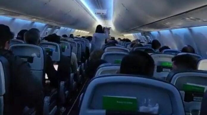 Una mujer se paró de su asiento y encaró a AMLO en pleno vuelo. Le dijo que estaba destruyendo al país y que debía renunciar. ¿Qué tal?