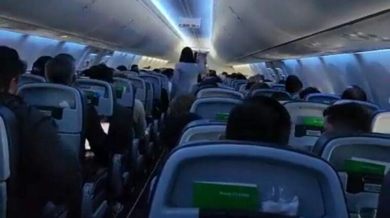 Una mujer se paró de su asiento y encaró a AMLO en pleno vuelo. Le dijo que estaba destruyendo al país y que debía renunciar. ¿Qué tal?