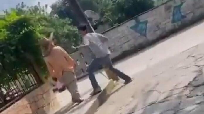 Un adulto mayor fue agredido por el hijo de un político en Hidalgo, mientras un amigo suyo grababa la agresión. La gente exige justicia.