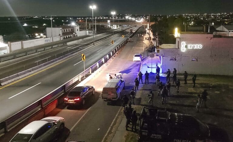 Sicarios ejecutan a 9 personas en el Bar Lexus de Guanajuato, en México