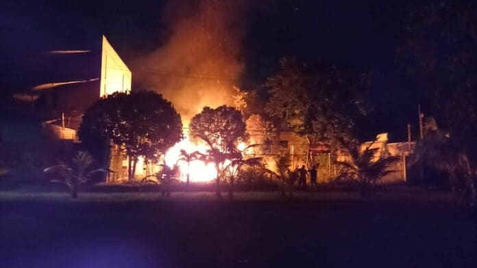 Consume incendio local de autos seminuevos, asegurado por la fiscalía, en Cancún