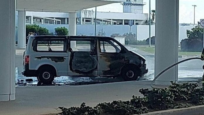 Dueños de van incendiada acusan a representante jurídica del aeropuerto de Cancún de presunta extorsión