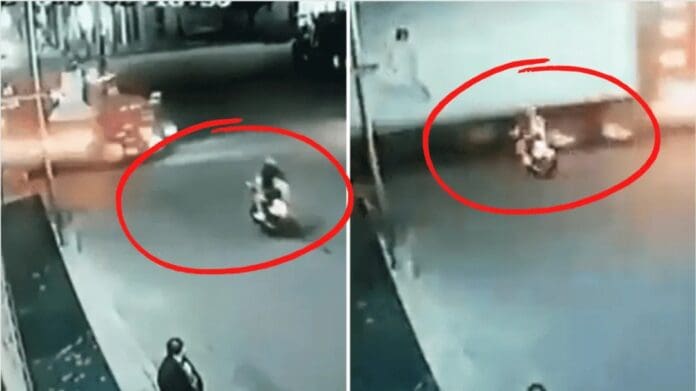 VIDEO Jóvenes en moto chocan contra tráiler y mueren atropellados