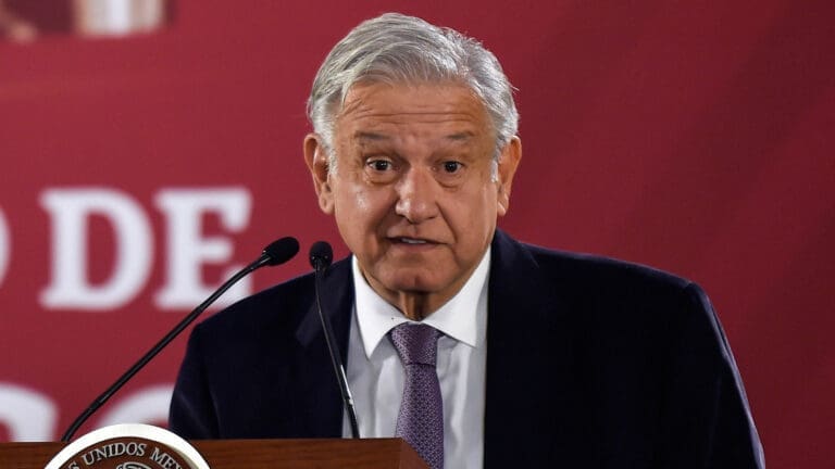 AMLO llama “cretinos, corruptazos” a quienes promueven marcha por el INE en su cumpleaños
