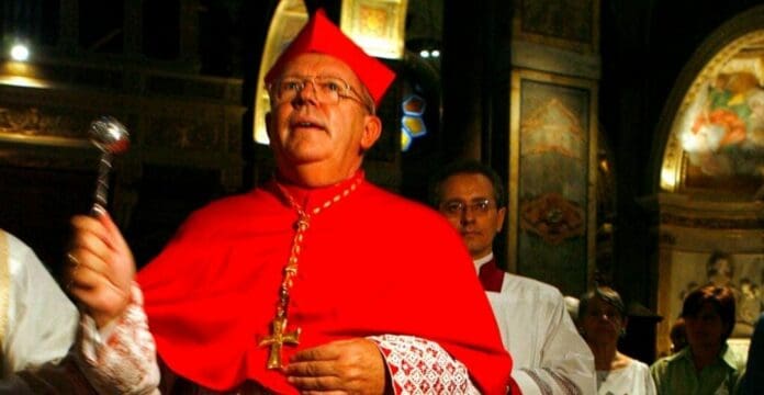 Un cardenal francés reconoció haber abusado de una menor de edad hace 35 años. Tras informar de ello renunció a su cargo.