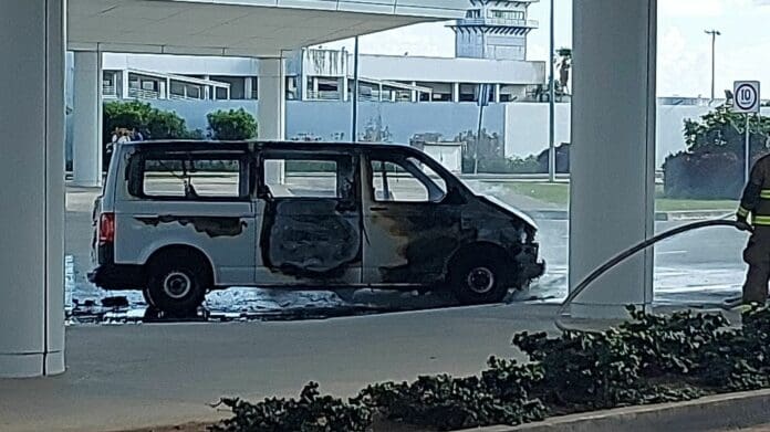 Se incendia van de turismo en el Aeropuerto Internacional de Cancún
