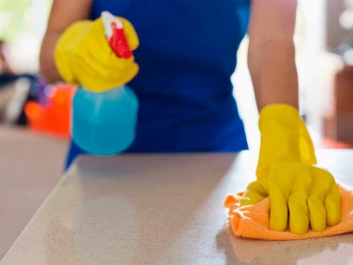 Mujer termina hospitalizada de emergencia tras intoxicarse por mezclar productos de limpieza