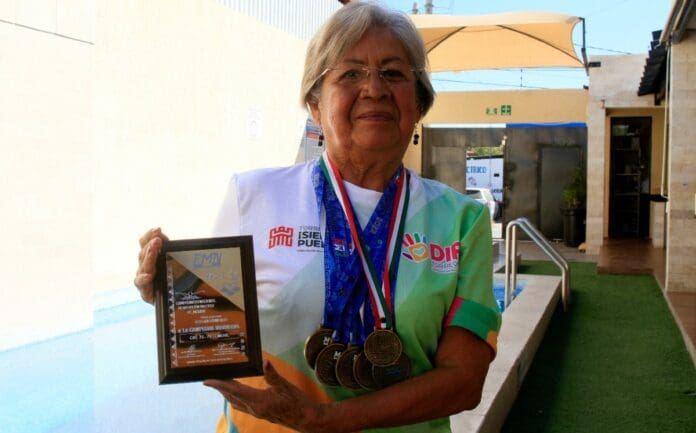 Nadadora lagunera de 77 años obtiene oro en campeonato nacional