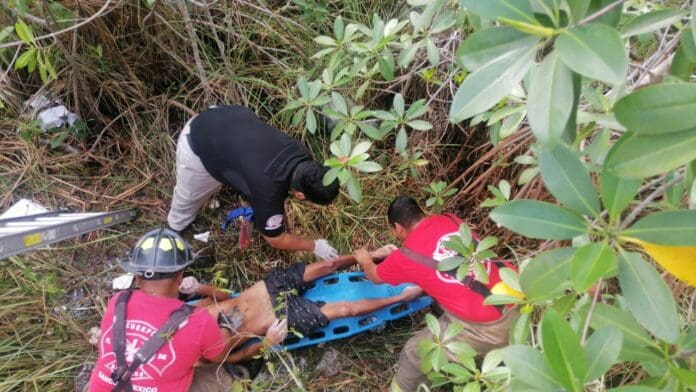 Rescatan a hombre que llevaba tres días atrapado en una zanja del Malecón Tajamar de Cancún 