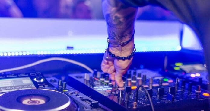 La primer ministra de Italia emitió un decreto para prohibir raves en su pais, pero además contempla sanciones para quienes los organicen.