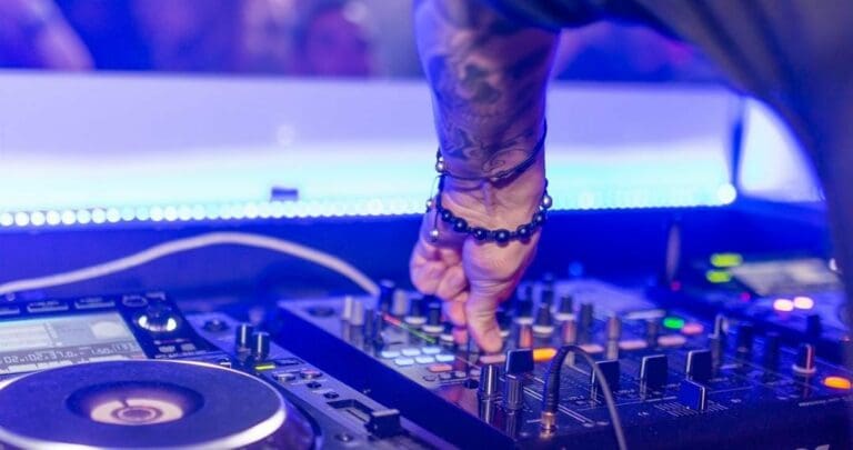 La primer ministra de Italia emitió un decreto para prohibir raves en su pais, pero además contempla sanciones para quienes los organicen.