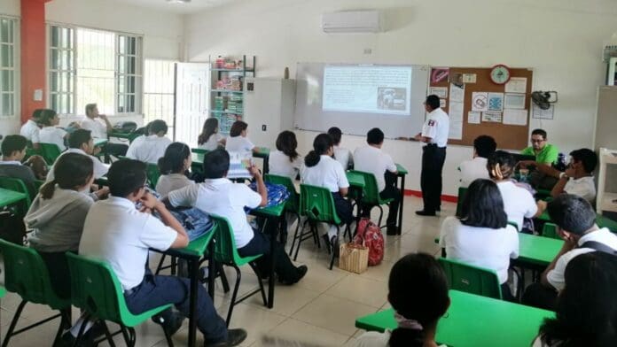 Imparten curso de educación vial a estudiantes del Colegio de Bachilleres de Puerto Morelos