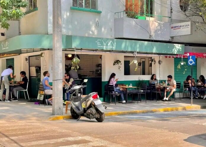 Extranjeros en CDMX exigen ser atendidos en inglés; restaurante ordena atender en español