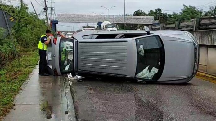 Cae camioneta del puente de Puerto Aventuras