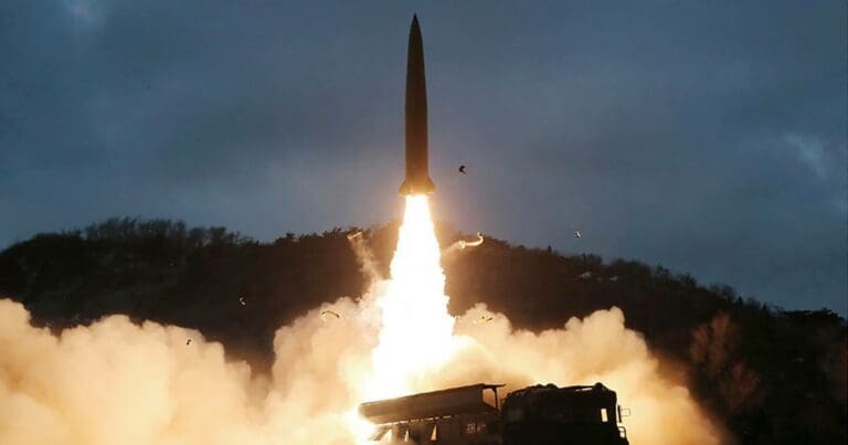 Corea del Sur responde a ataque de Pyongyang y lanza tres misiles balísticos