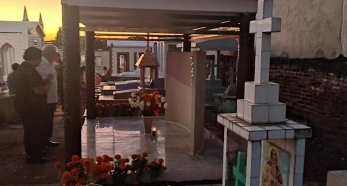 AMLO acudió este martes a visitar la tumba de sus padres en Tabasco. El mandatario acudió en compañía de su hijo menor.