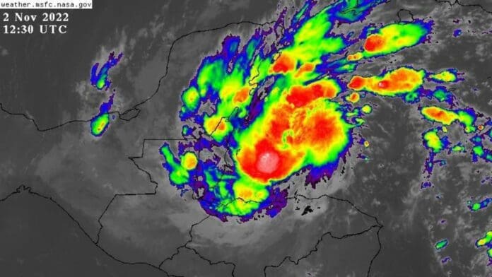 Tormenta 'Lisa' se transforma en huracán categoría 1