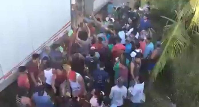 Un tráiler que transportaba cerveza se volcó en el estado de Tabasco. Tras ello apareció la rapiña, tal como otras veces.