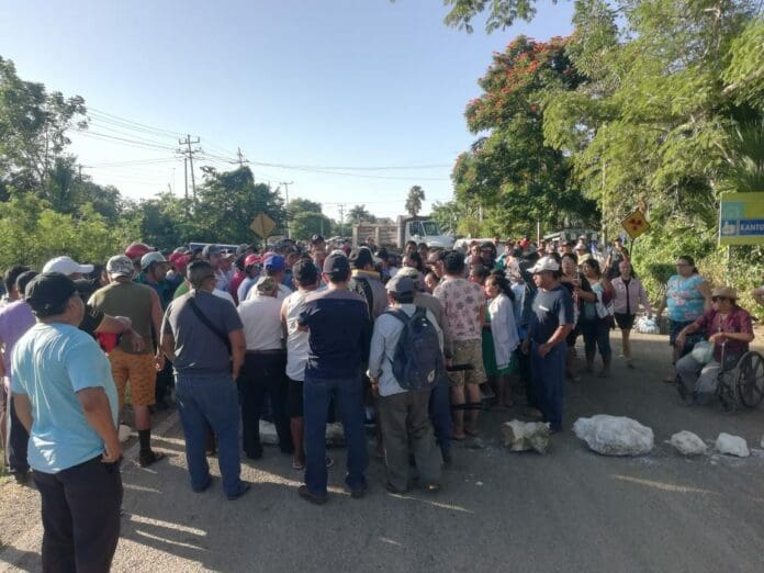 Ejidatarios de Kantunilkín toman instalaciones de CFE y bloquean carreteras, para exigir pago de uso de tierras